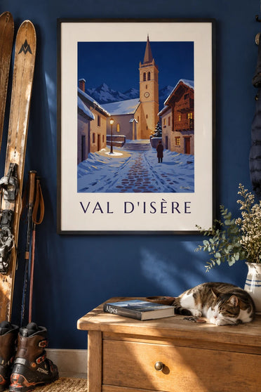 Affiche Val d’Isère, clocher illuminé en hiver : encadrée au mur