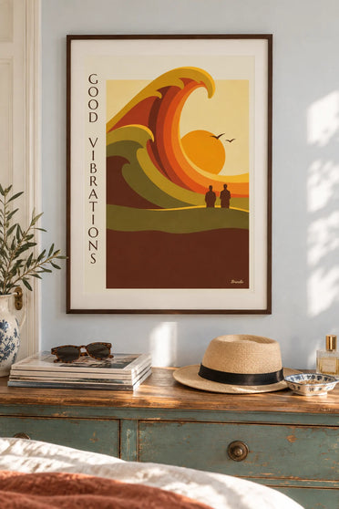 Abstraktes Poster mit wellenförmigen Formen und aufgehender Sonne: gerahmt an der Wand