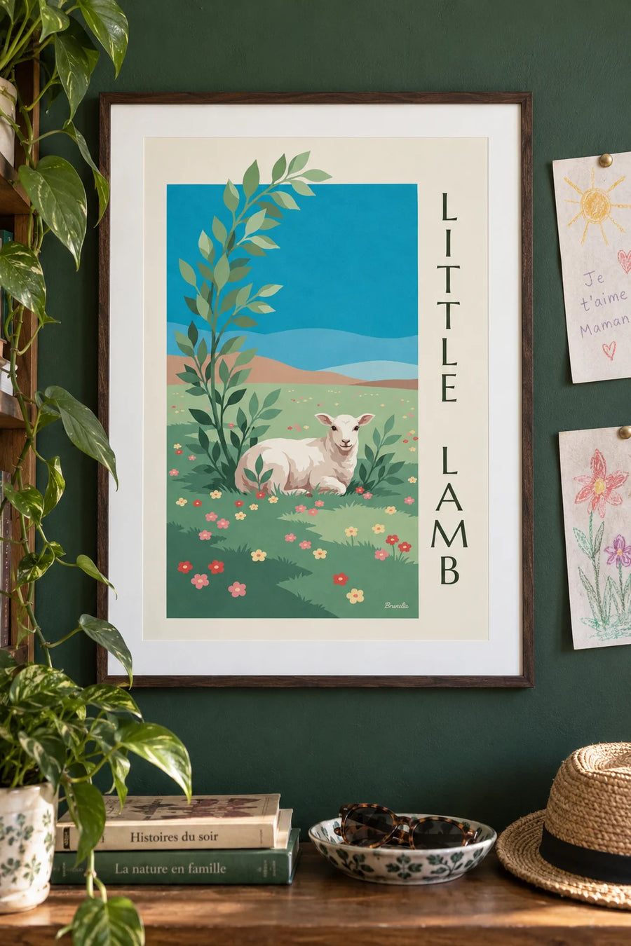 Poster kleines weißes Lamm auf einer Blumenwiese: gerahmt an der Wand