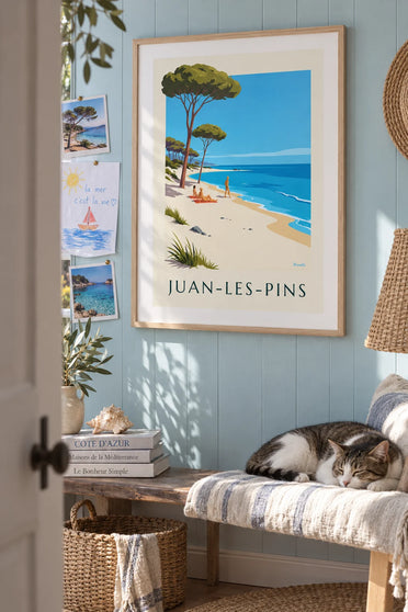Poster Pinienwald und Strand von Juan-les-Pins: gerahmt an der Wand