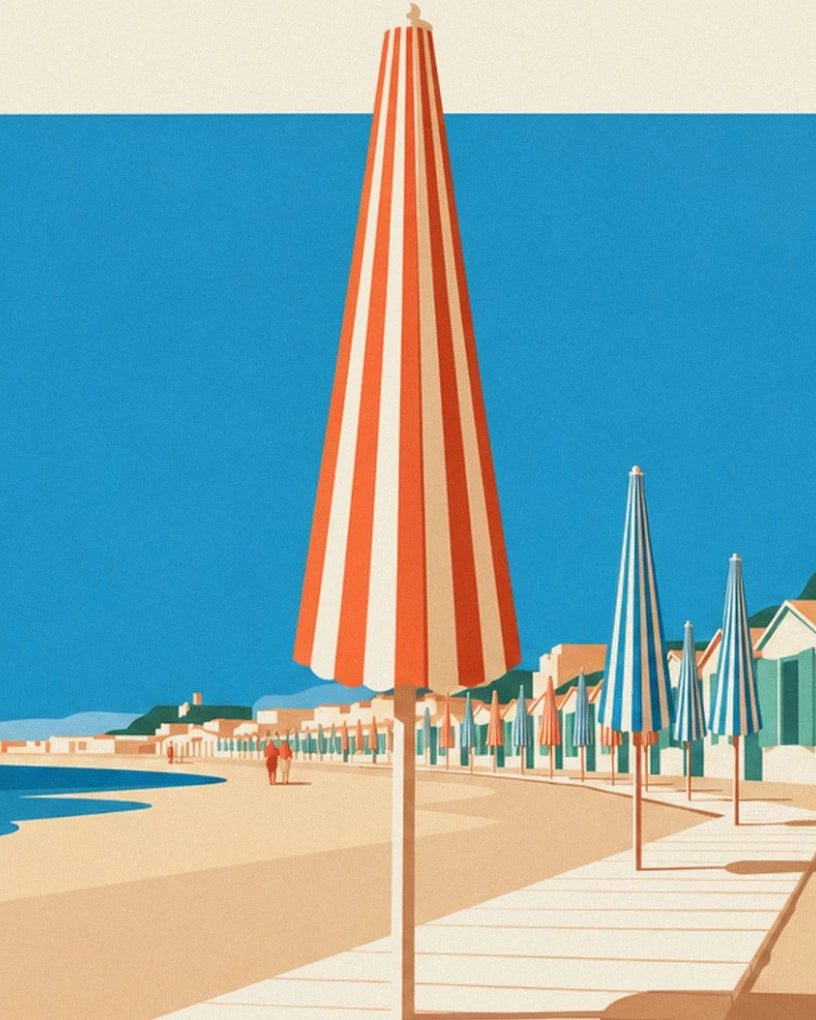 Der große orange-creme gestreifte Sonnenschirm vor den blauen Sonnenschirmen und der Promenade von Deauville