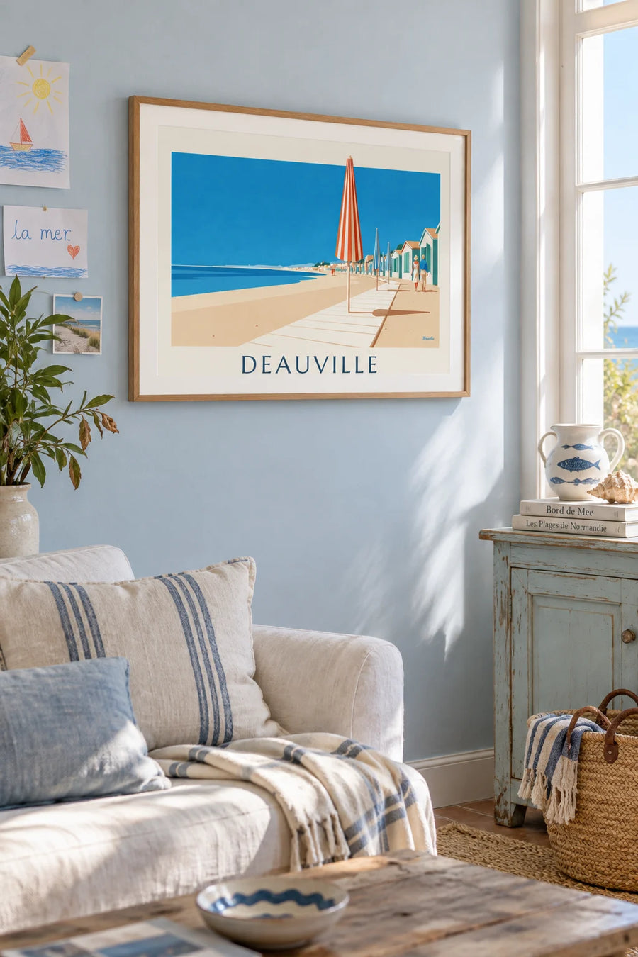 Poster bunte Sonnenschirme und Holzplanken am Strand von Deauville: gerahmt an der Wand