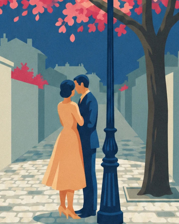 Le couple enlacé sous le lampadaire bleu, elle en robe orange, sur les pavés