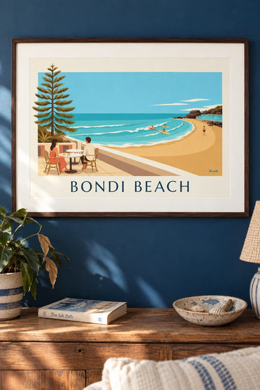 Poster Café mit Terrasse gegenüber dem Bondi Beach in Sydney: gerahmt an der Wand