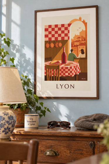 Poster Lyoner Bouchon, karierte Tischdecke und Weinkrug: gerahmt an der Wand