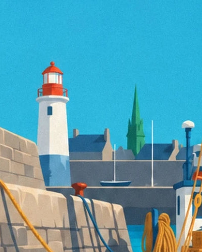 Der weiß-rote Leuchtturm, blaue Dächer und der grüne Kirchturm hinter dem Kai