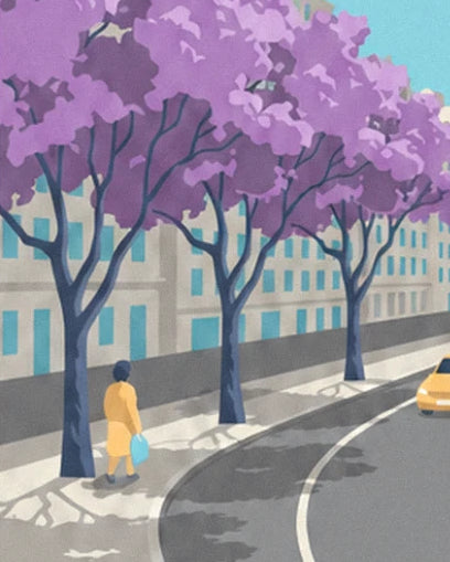 Eine Frau im gelben Mantel unter 3 blühenden Jacarandabäumen, neben der Avenida und einem gelben Taxi