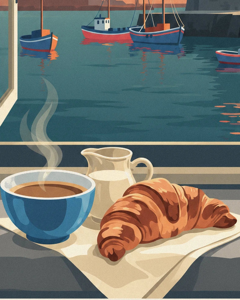 Die blaue Schale mit dampfendem Kaffee, das Milchkännchen und das goldene Croissant auf dem Fensterbrett mit Blick auf den Hafen
