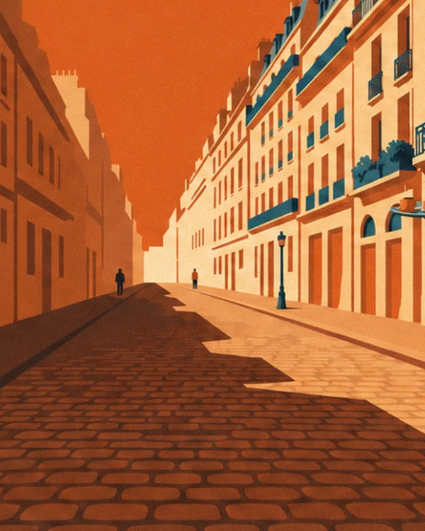 Eine Pariser Kopfsteinpflasterstraße im Schatten, mit blauer Straßenlaterne und cremefarbenen Fassaden mit Balkonen