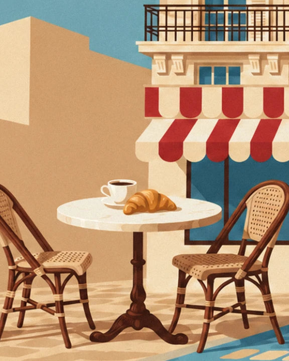 Kaffee und Croissant auf dem runden Marmortisch zwischen 2 Rattanstühlen unter der rot gestreiften Markise