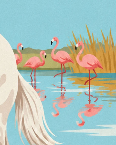 Die 4 rosa Flamingos im ruhigen Wasser vor dem goldenen Schilf