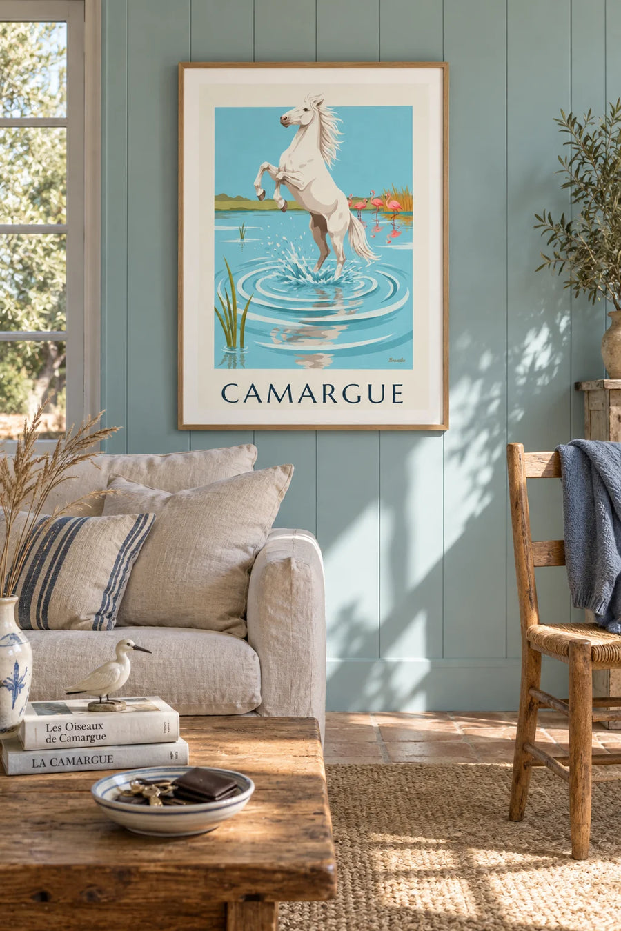 Poster weißes Pferd galoppiert durchs Wasser in der Camargue: gerahmt an der Wand