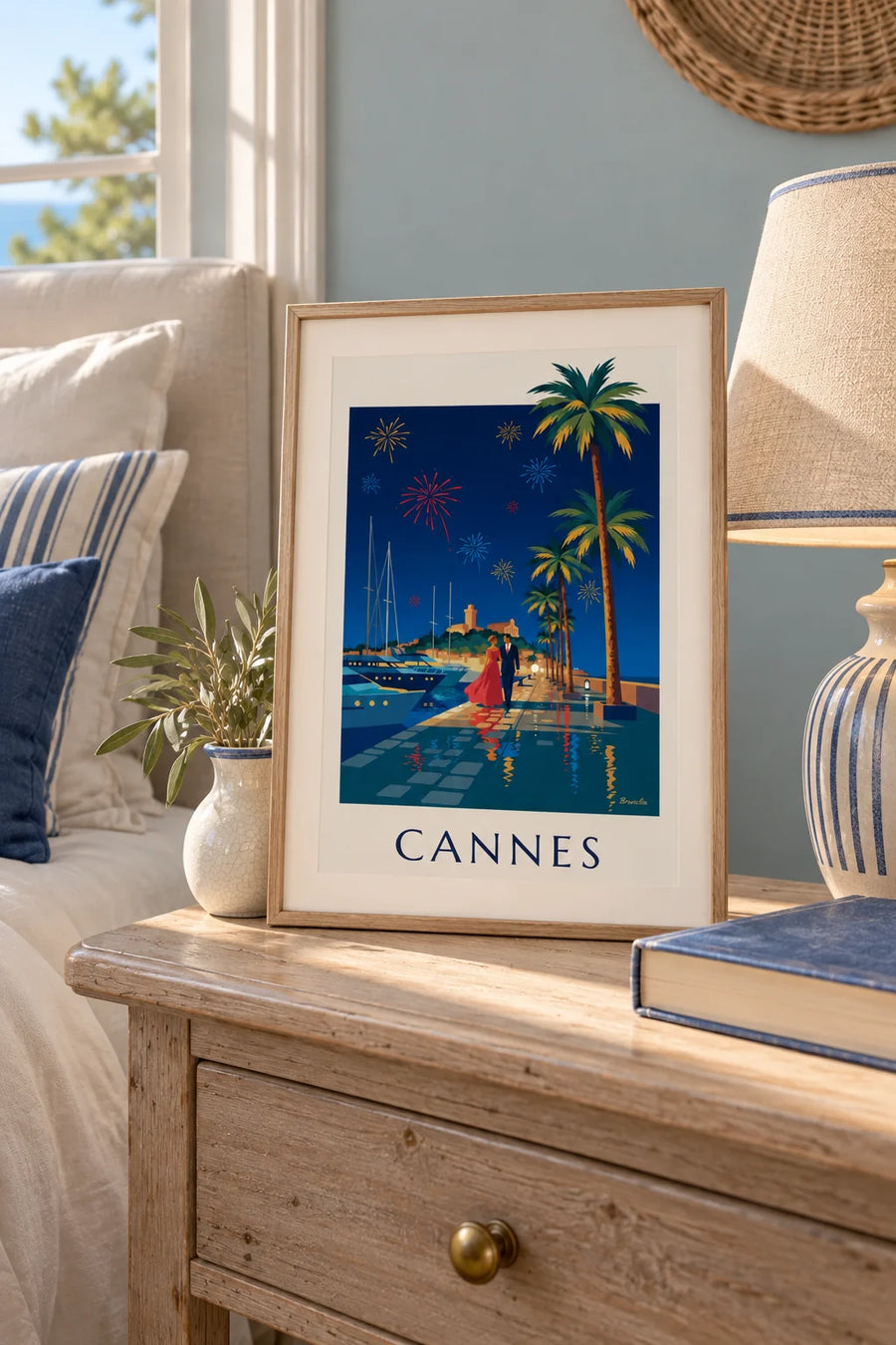 Affiche couple sous les palmiers de Cannes un soir de feu d'artifice : petit format A4 encadré