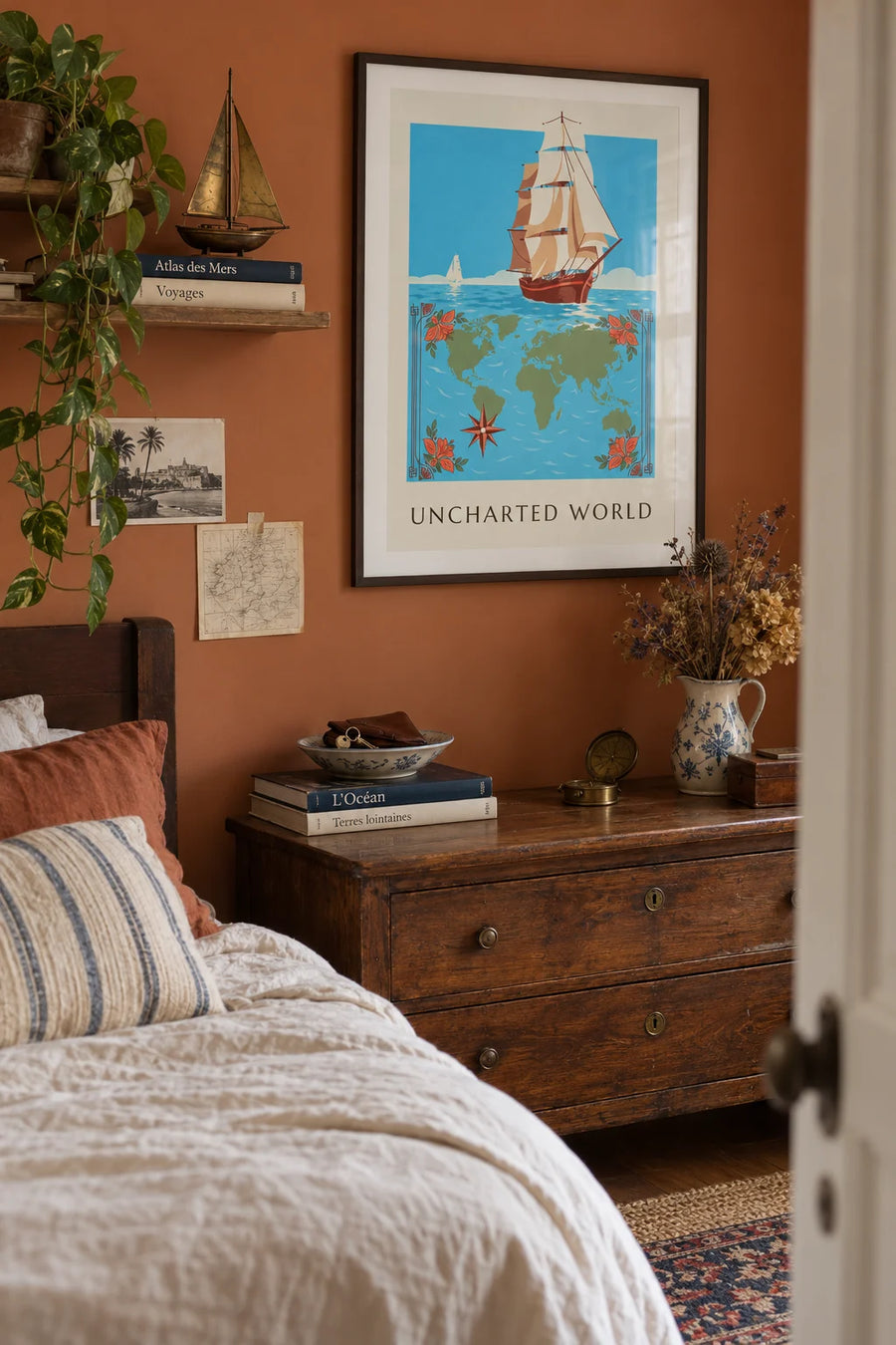 Poster Weltkarte der Entdecker, Segelschiffe und Windrose: gerahmt an der Wand