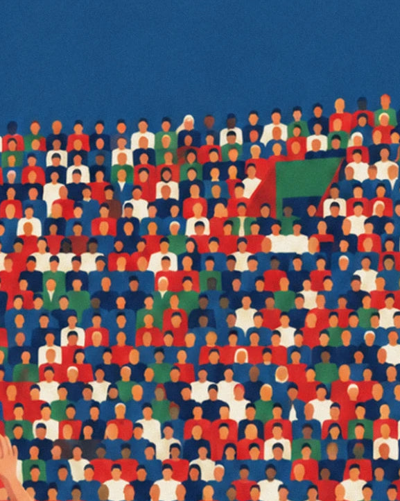 La foule des tribunes en rouge, bleu, vert et blanc sous un ciel bleu nuit