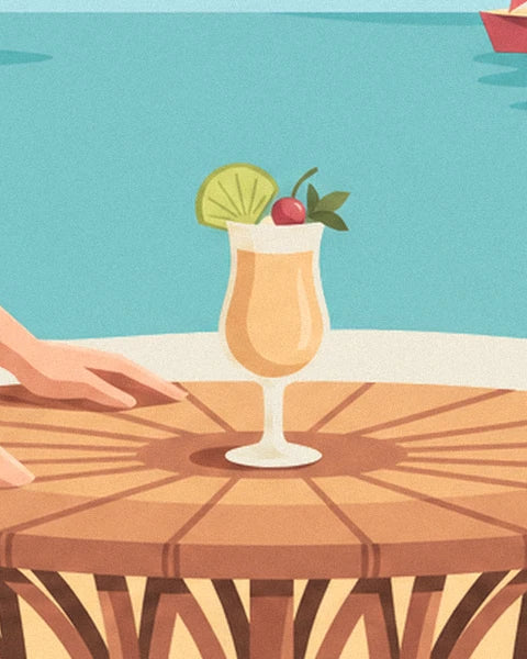 Der Mai Tai, garniert mit einer Limettenscheibe und einer Kirsche, auf dem runden Holztisch
