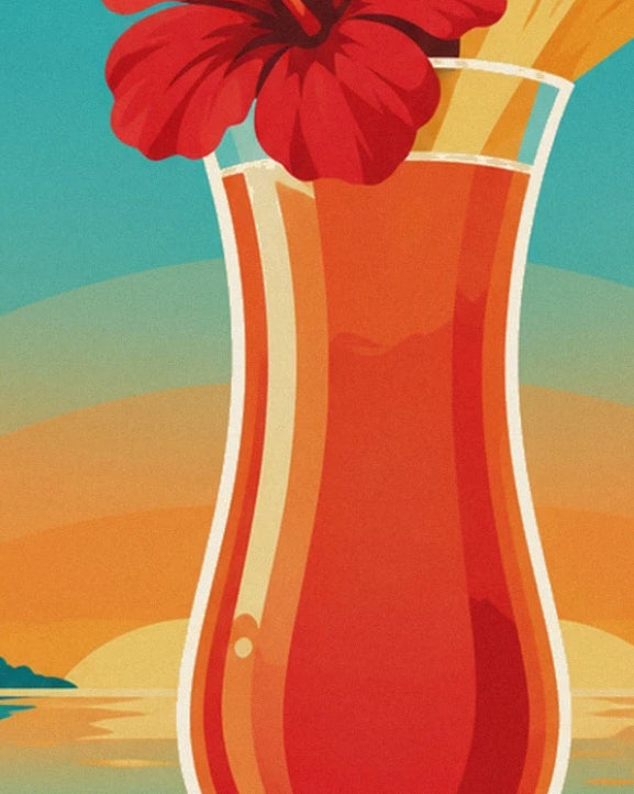 Ein geschwungenes Glas mit orangefarbenem Cocktail, gekrönt von einer roten Hibiskusblüte