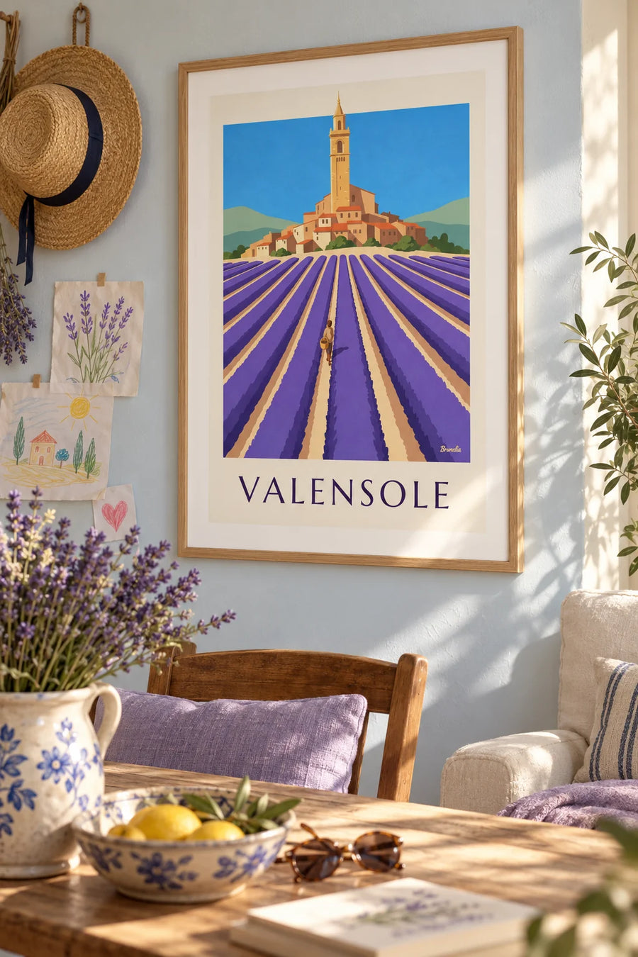 Poster Lavendelreihen und Hügeldorf Valensole: gerahmt an der Wand