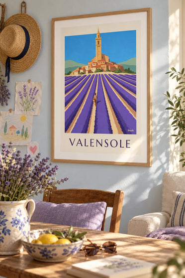 Poster Lavendelreihen und Hügeldorf Valensole: gerahmt an der Wand
