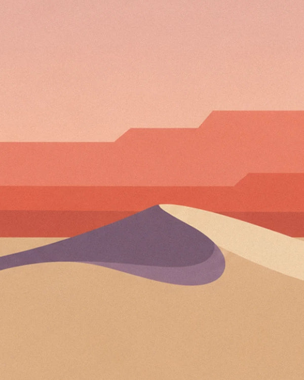 Eine goldene Sanddüne mit violettem Schatten vor korallroten Tafelbergen