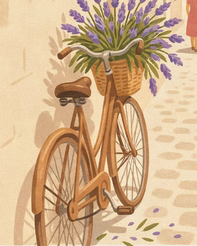 Le vélo ocre et son panier en osier débordant de lavande, sur les pavés