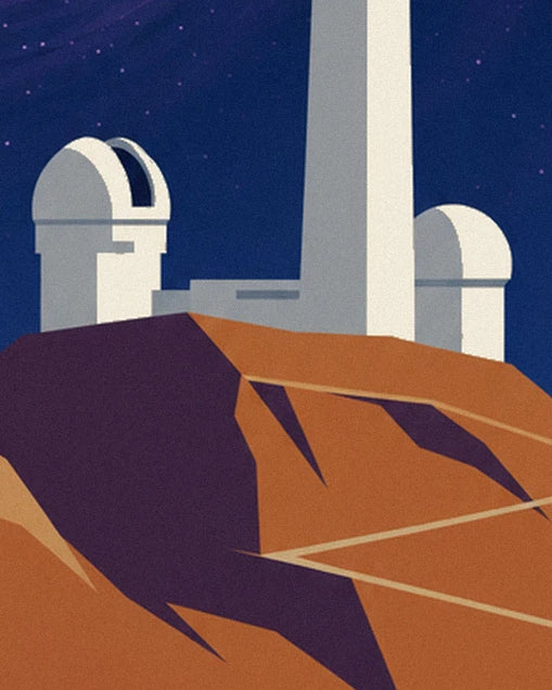 Die weißen Kuppeln und der hohe Turm des Observatoriums auf ockerfarbenen Felsen