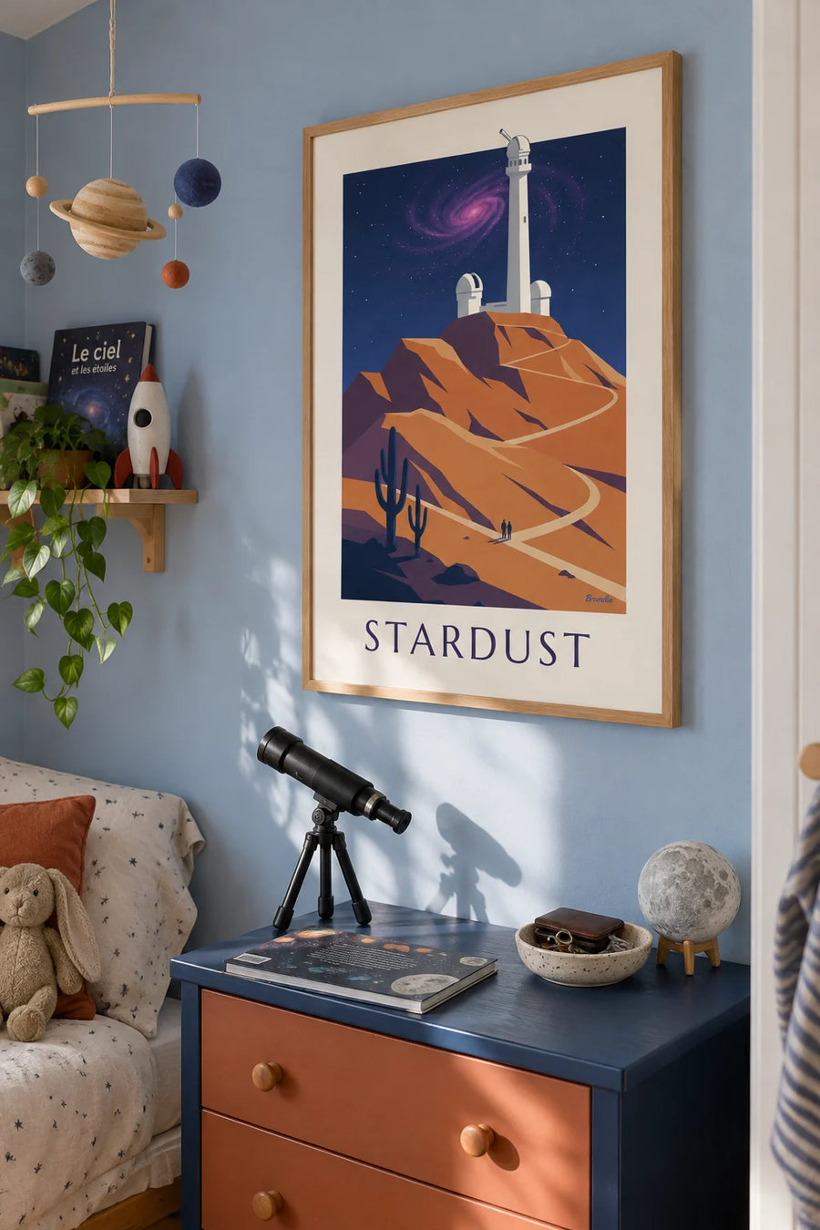 Poster mit Spiralgalaxie und Nebel über einem Observatorium: gerahmt an der Wand