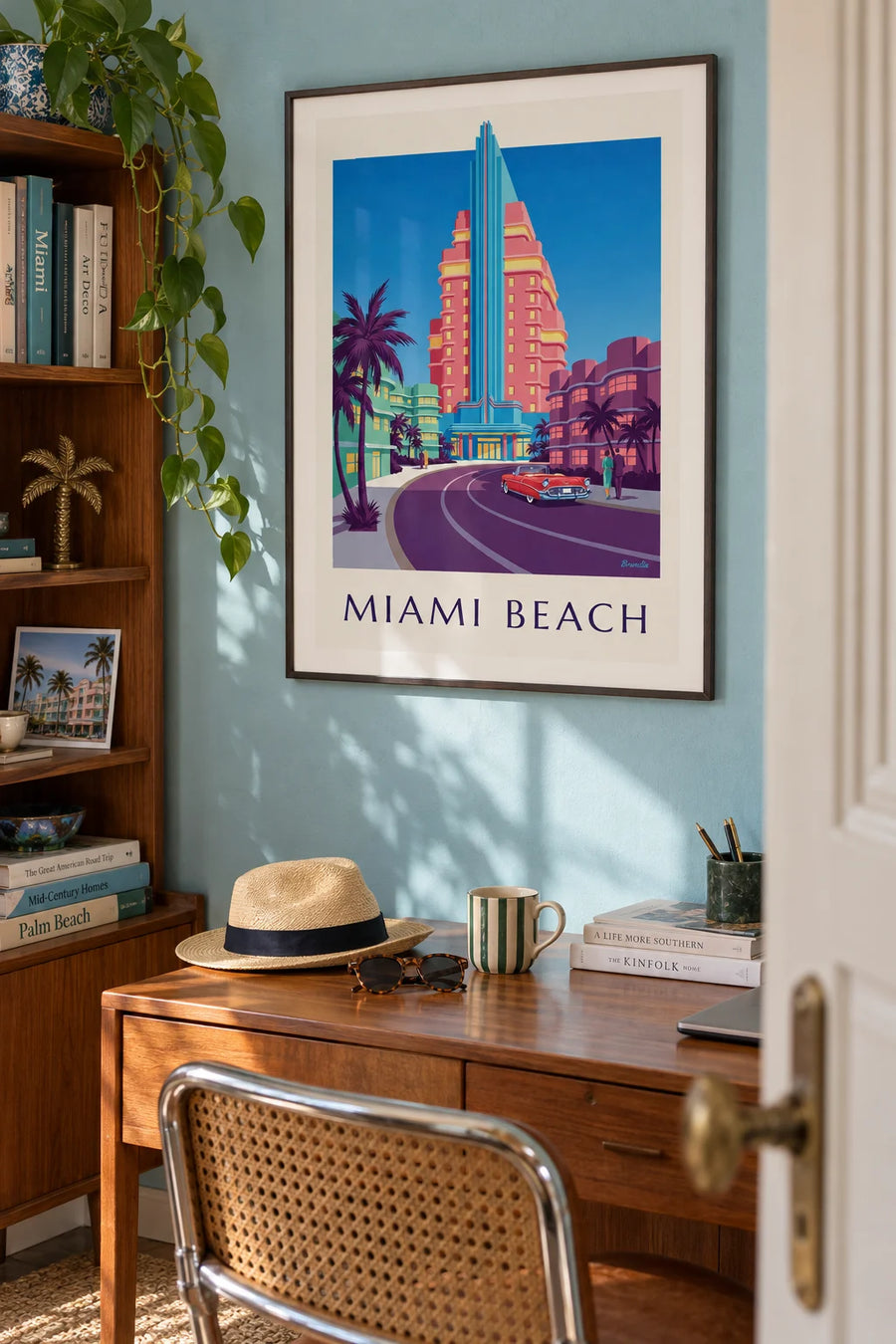 Poster Fassaden am Ocean Drive in Miami Beach zur blauen Stunde: gerahmt an der Wand