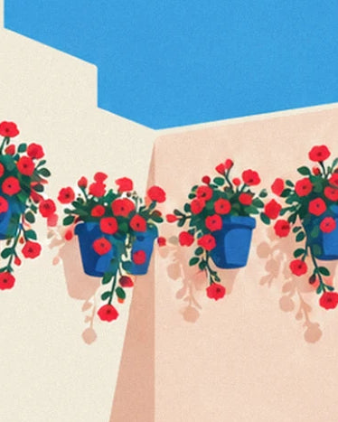 Une rangée de pots bleus de géraniums rouges accrochés au mur crème, sous un coin de ciel bleu