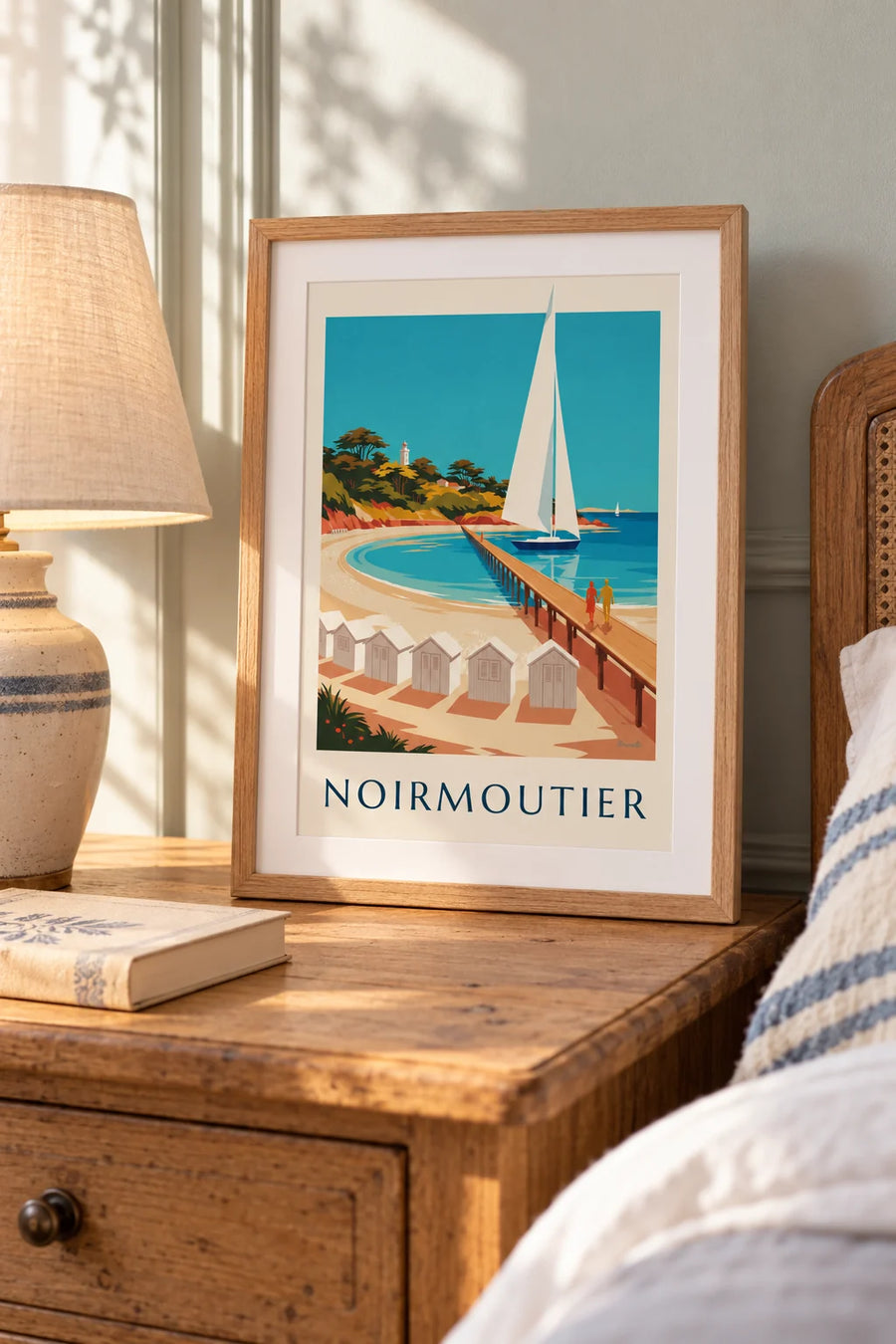 Affiche cabines de plage rayées et ponton à Noirmoutier : petit format A4 encadré