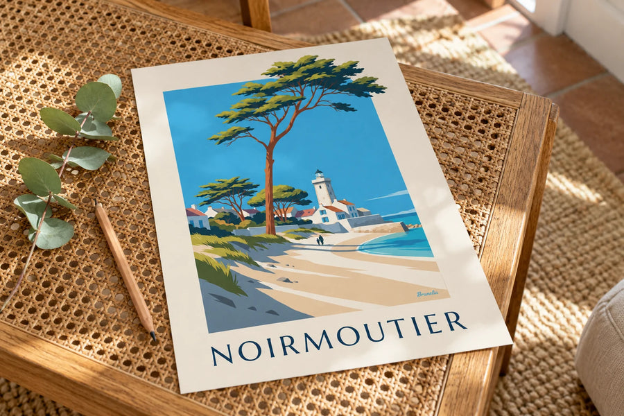 Poster Leuchtturm und weiße Häuser von Noirmoutier: auf einem Tisch aufgestellt