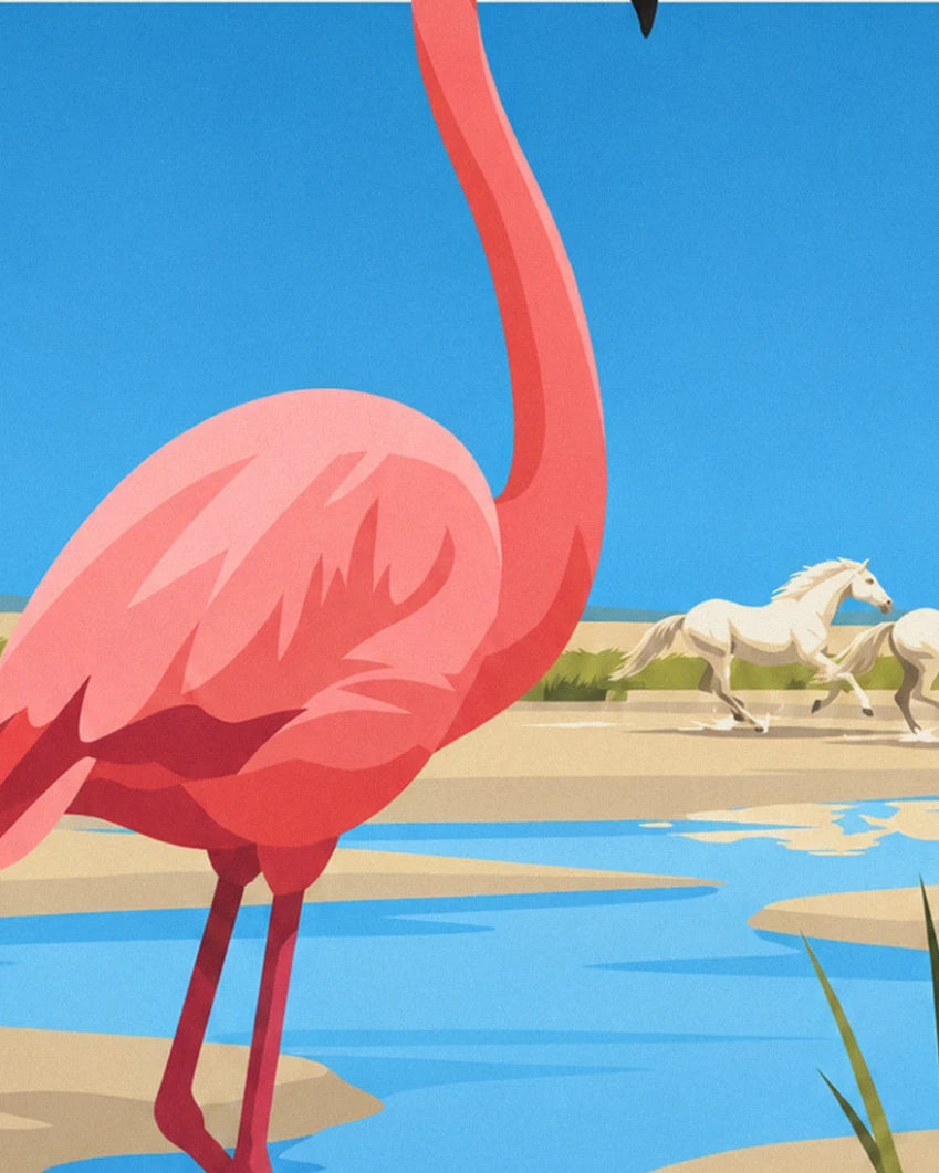 Der rosa Flamingo im flachen Wasser und 2 weiße Pferde, die am Ufer entlang galoppieren