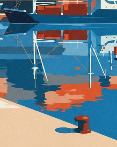 Die orangefarbenen und blauen Spiegelungen der Boote im Hafenbecken und ein roter Poller am Kai