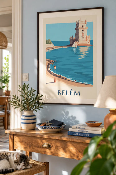 Poster Torre de Belém und Segelboot auf dem Tejo in Lissabon: gerahmt an der Wand