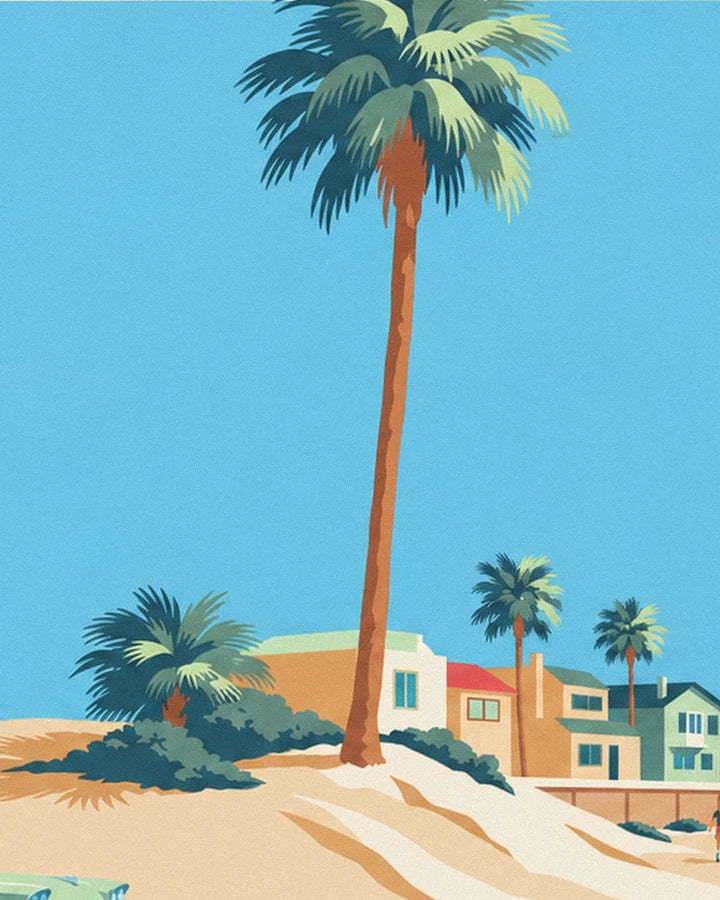 Eine hohe Palme mit orangefarbenem Stamm, die über den Dünen aufragt, dahinter bunte Strandhäuser