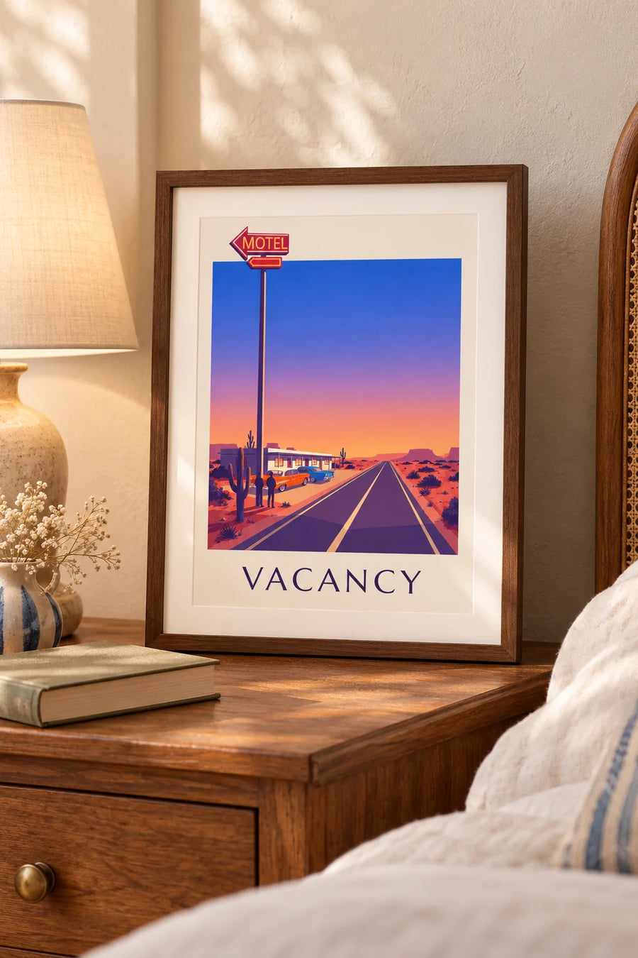 Poster Neonschild eines Motels an einer Wüstenstraße: kleines Format A4 gerahmt