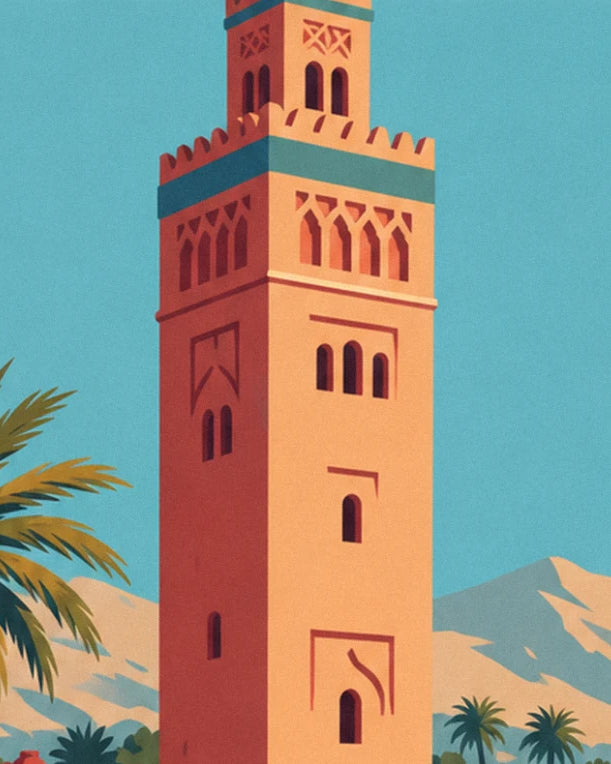 Le minaret de la Koutoubia en grès ocre, ses arcatures et ses palmiers devant l'Atlas