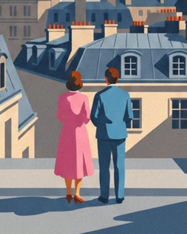 Un couple de dos, en robe rose et costume bleu, face aux toits de Paris