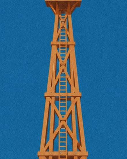 La balise refuge en bois orange, son échelle et ses croisillons sur ciel bleu