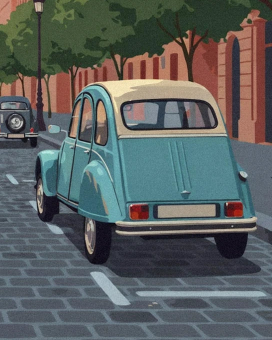 Der blaue 2CV von hinten, mit cremefarbenem Verdeck, auf grauem Kopfsteinpflaster unter Bäumen