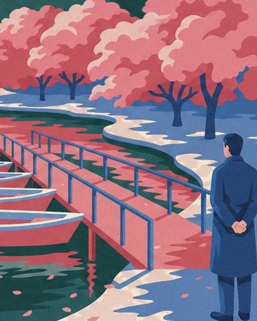 Ein Mann im blauen Mantel, die Hände auf dem Rücken, vor dem rosa Steg und seinen Ruderbooten