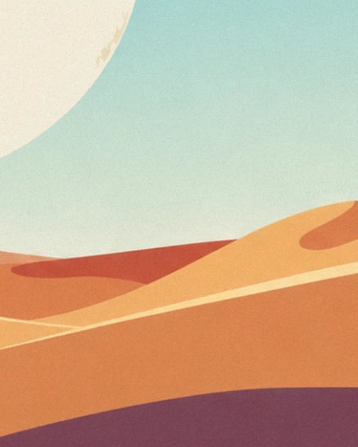 Des dunes orangées traversées de lignes claires sous une lune partiellement visible