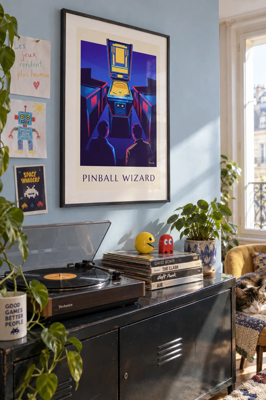 Poster Flipper im Neonlicht in einer Spielhalle: gerahmt an der Wand
