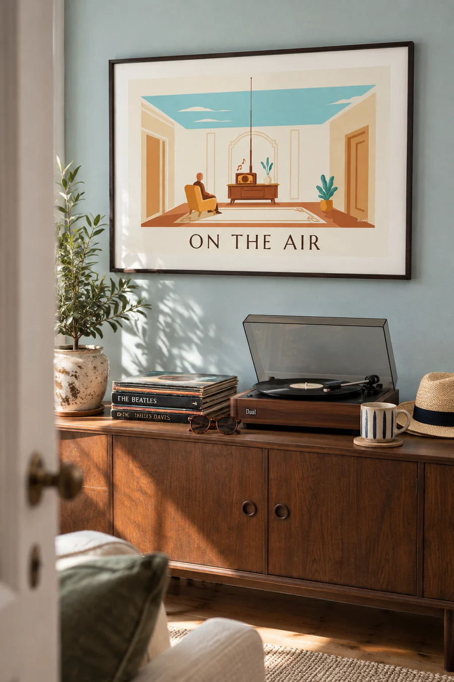 Poster Holzradio in einem gemütlichen Wohnzimmer: gerahmt an der Wand