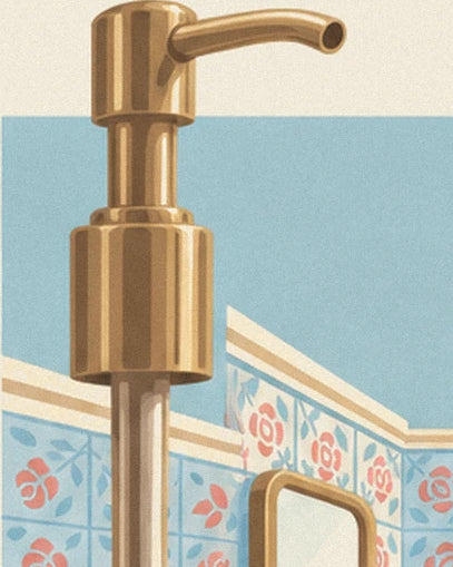 Die goldene Pumpe des Seifenspenders vor der blauen Wand und den Blumenfliesen