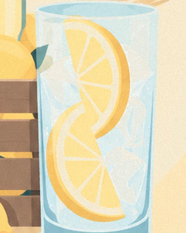 Das hohe, blau getönte Glas mit Eiswürfeln und 2 Zitronenscheiben