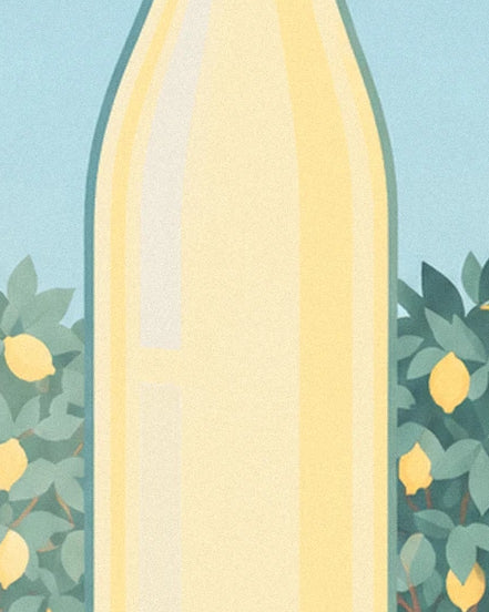 Die blassgelbe Limonadenflasche, umgeben von Blättern und Zitronen