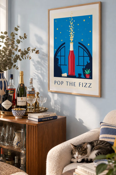 Poster mit sprudelnder Brauseflasche unter einem Sternenhimmel: gerahmt an der Wand