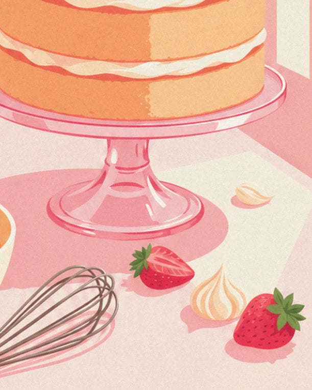 Die Sahne-Erdbeer-Torte auf ihrem rosa Ständer, daneben ein Schneebesen und 2 Erdbeeren