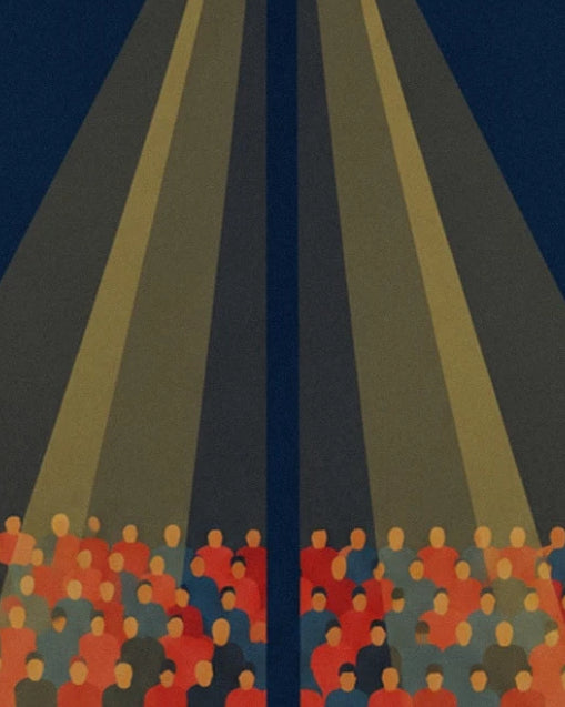 Les faisceaux dorés au-dessus des spectateurs, de part et d’autre d’un pilier sombre